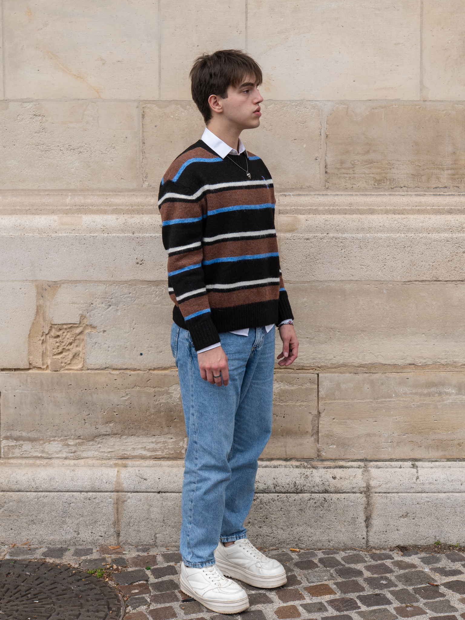 pola homme trois quart plein pied