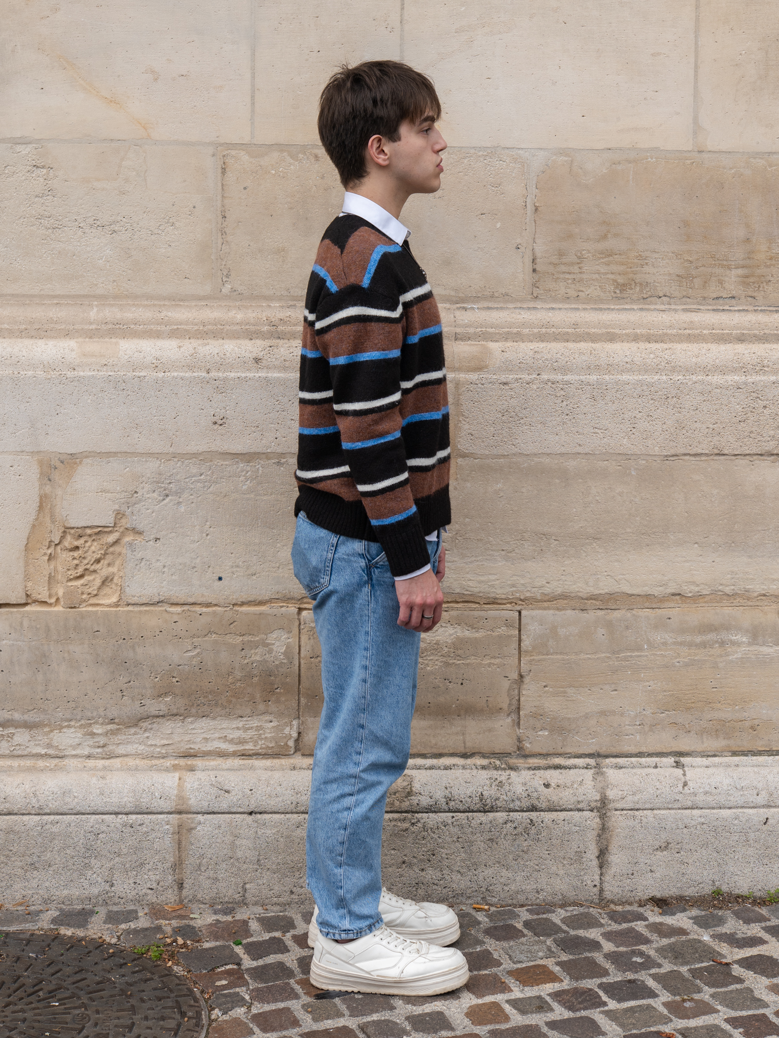pola homme côté droit plein pied