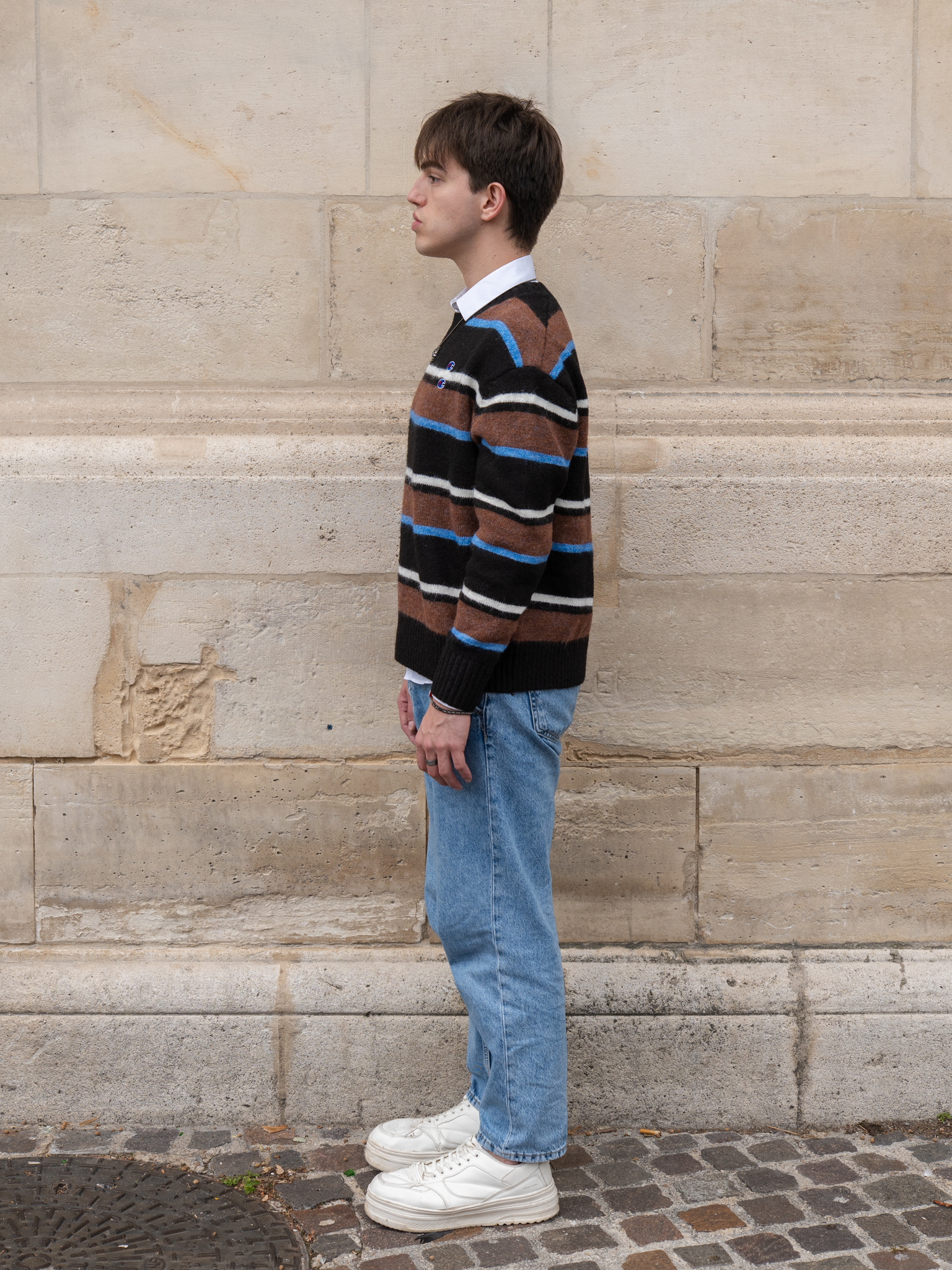 pola homme côté gauche plein pied